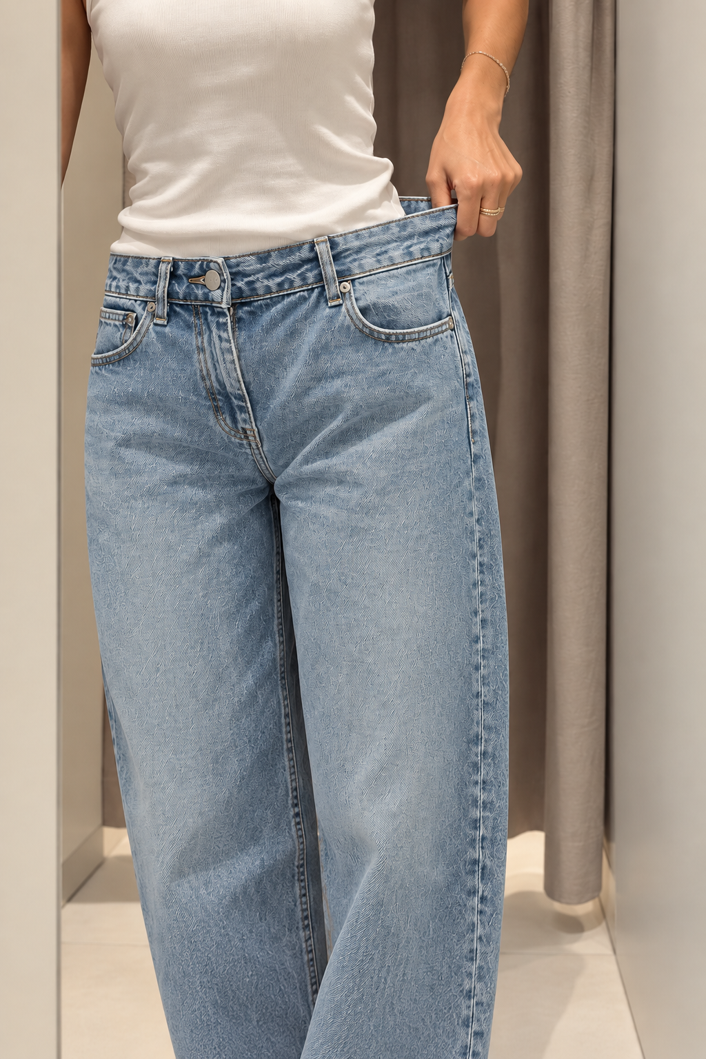 Trop large à la taille.